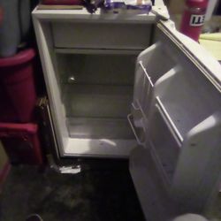 Magic Chef Mini Fridge 