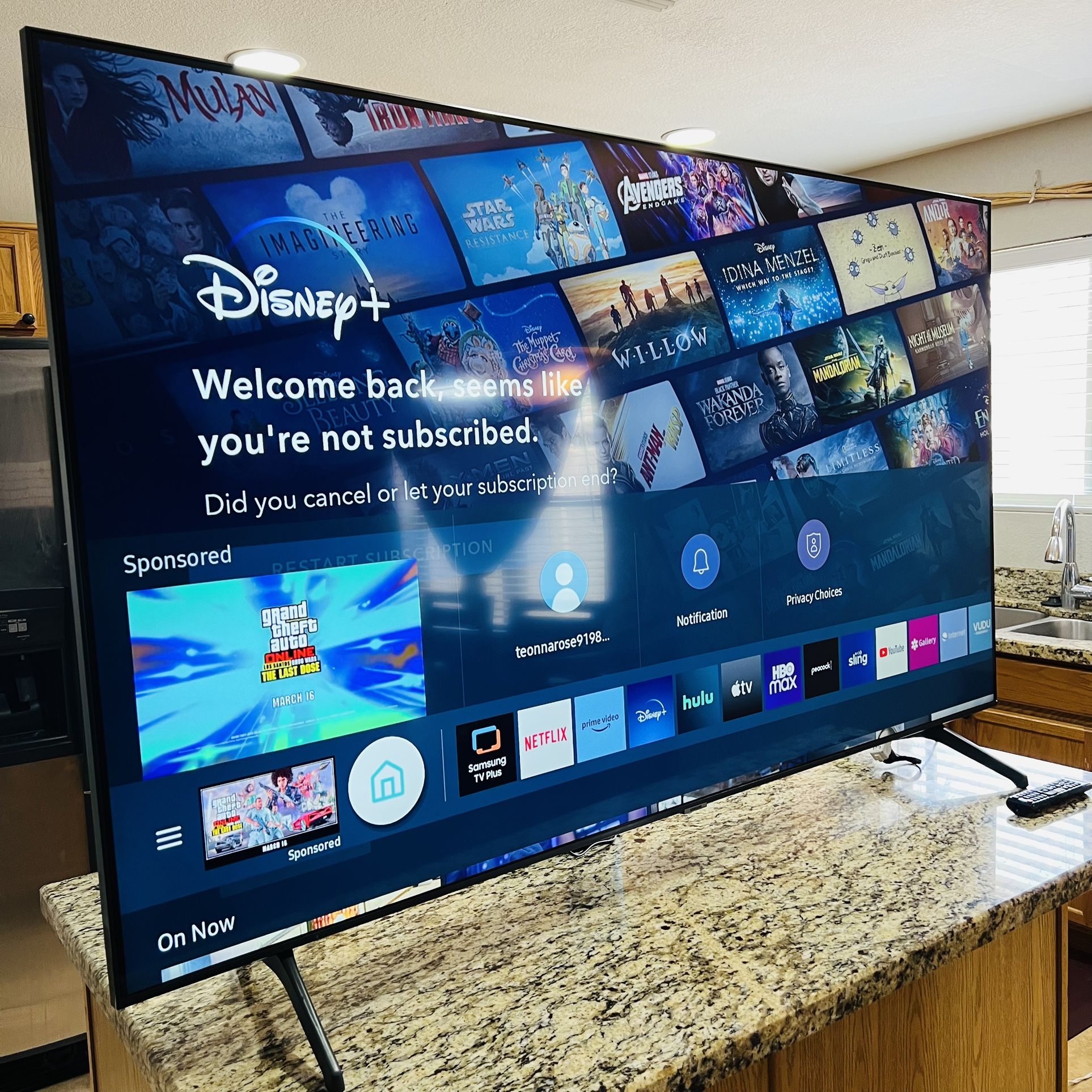 Qled 82” Samsung 4k Smart Tv UHD HDR! Excellent Picture!!