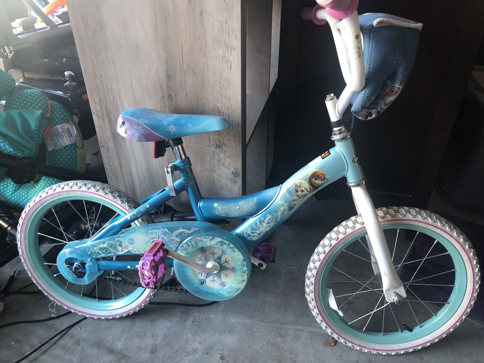 Frozen bike includes training wheels