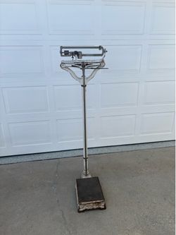 Free vintage doctor office weight scale