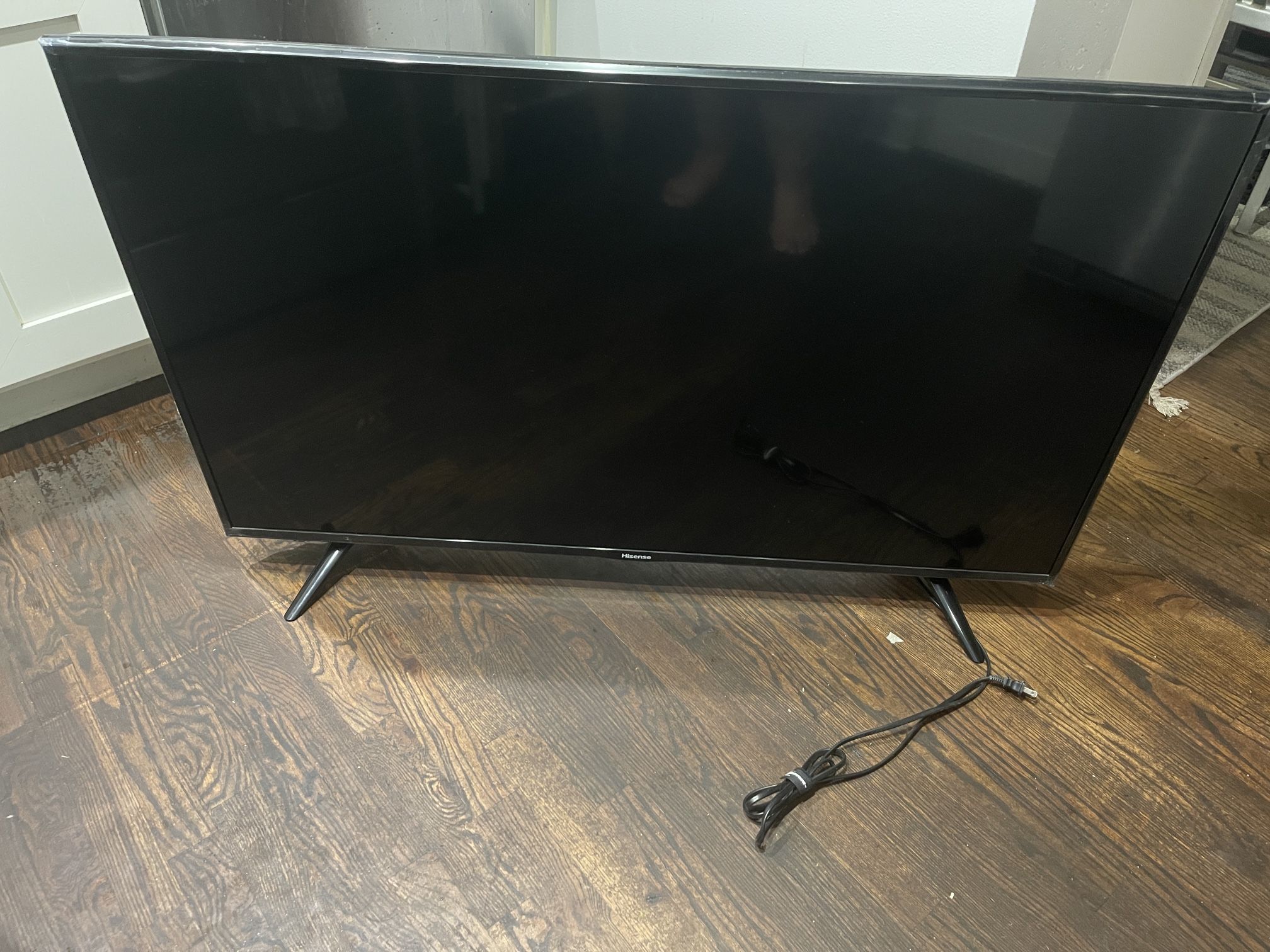 BROKEN 52” HISENSE TV