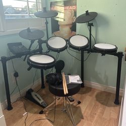 Alesis Nitro Max Mesh Electronic Drum Set Essentials Bundle USED