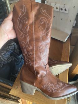 Used cow boy boots size 6,7,8,9,10,11