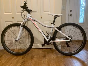 Giant Liv for rider 5’2-5’6, like new, aluminum frame lightweight, 26” wheels, shimano  21 speeds. Just tuned up. No issues. Pick up in Newporthill Be