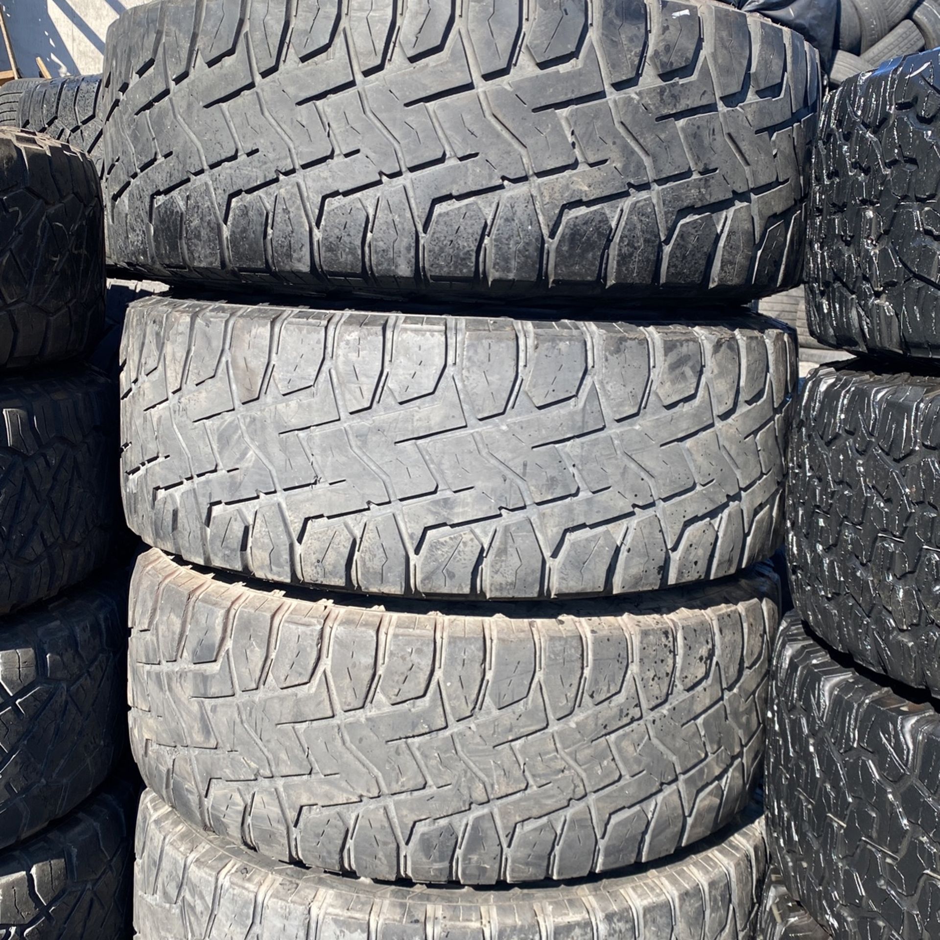 35*12.50R17 Marca Toyo R/T En Perfectas Condiciónes De Vida 