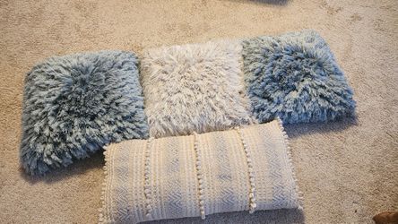Pillows 4 Total 