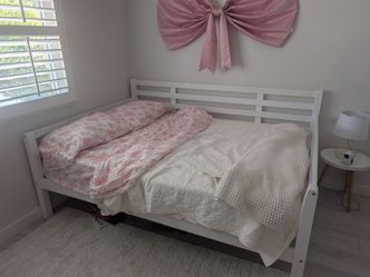 White daybed  (size full)