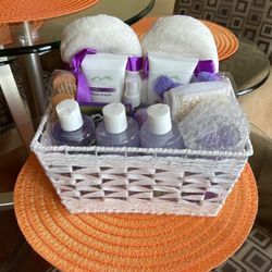 Women’s Gift Basket With Slippers, Bath Bombs And More