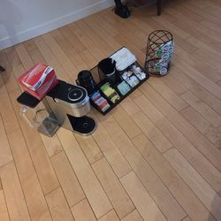 Keurig w/Coffee Bar Accessories Used Like New
