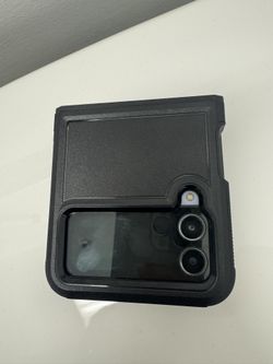 Samsung Galaxy ZFlip4 With Case
