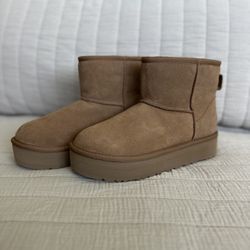 Ugg women’s classic mini platform  Size 6