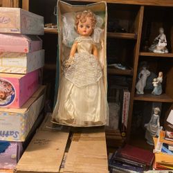 Beautiful Vintage Doll Wedding Dress .