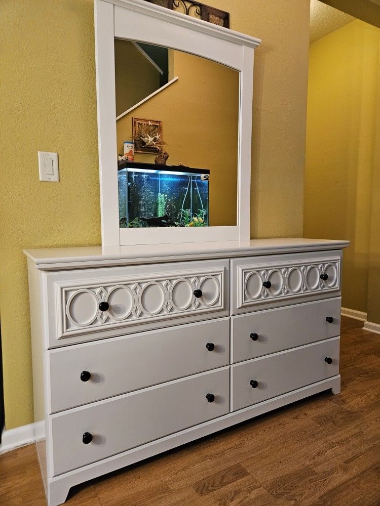 Clean and Nice White 6 Drawer Dresser + Mirror.