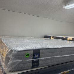 CALIFORNIA KING SIZE SEALY POSTUREPEDIC (FIRM) MATTRESS & BOX SPRINGS BED SET