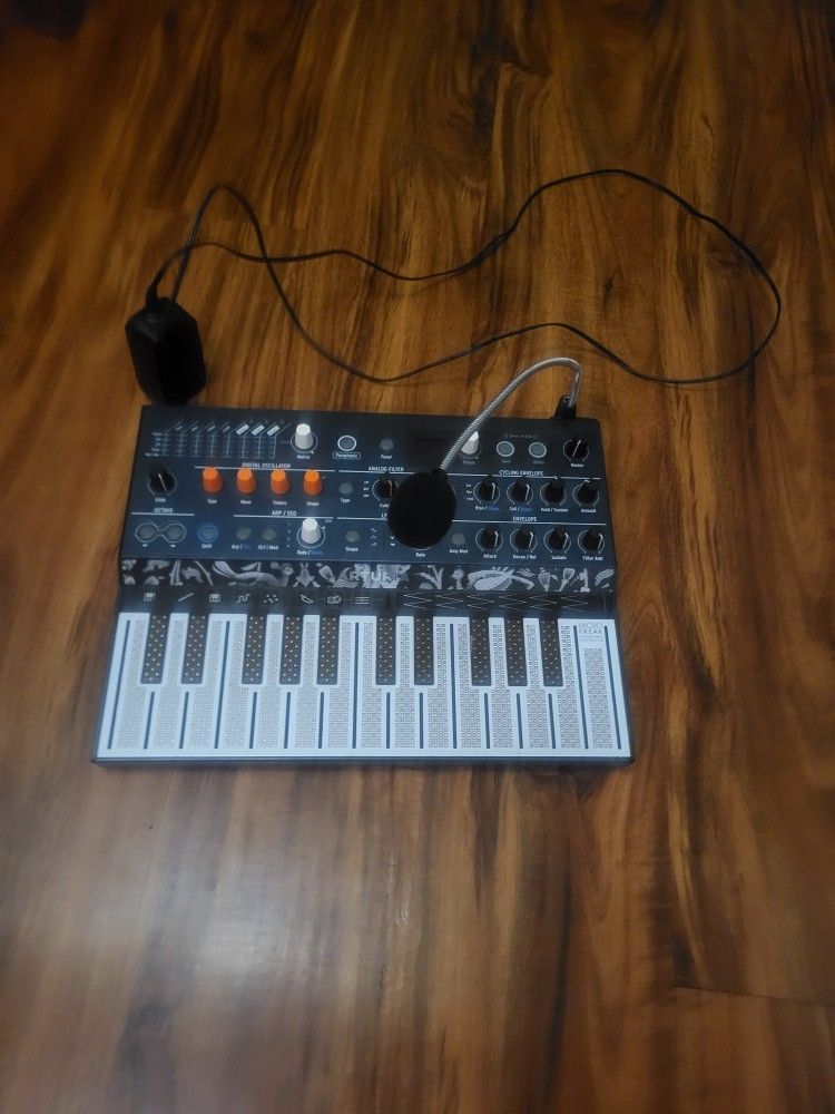 Arturia MicroFreak With micróphone Vocoder