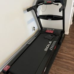 Sole F63 treadmill- Great Condition/ Like New-barely Used 