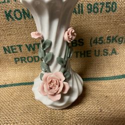 Gorgeous Ceramic with raised flowers vase in excellent condition 