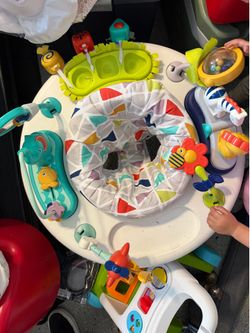 Fisher-Price 2-in-1 Sit-to-Stand Activity Center and Toddler Play Table, Spin ‘n Play Safari, Unisex