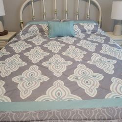 Queen Bed ,Lamps, And Tables