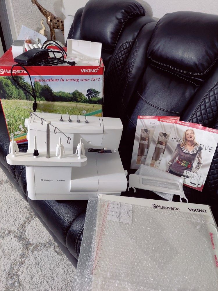 Husqvarna Viking Huskylock S21 Overlock Coverstitch Serger Sewing Machine