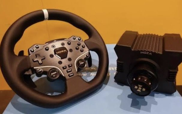 Moza R5 Wheel And Base 