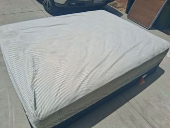 Queen  mattress/boxspring ONLY!!