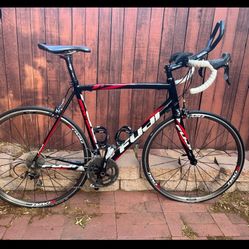 Fuji FC-440 CARBON FRAME ROAD BIKE Includes Helmet & Schwinn Tire Pump
