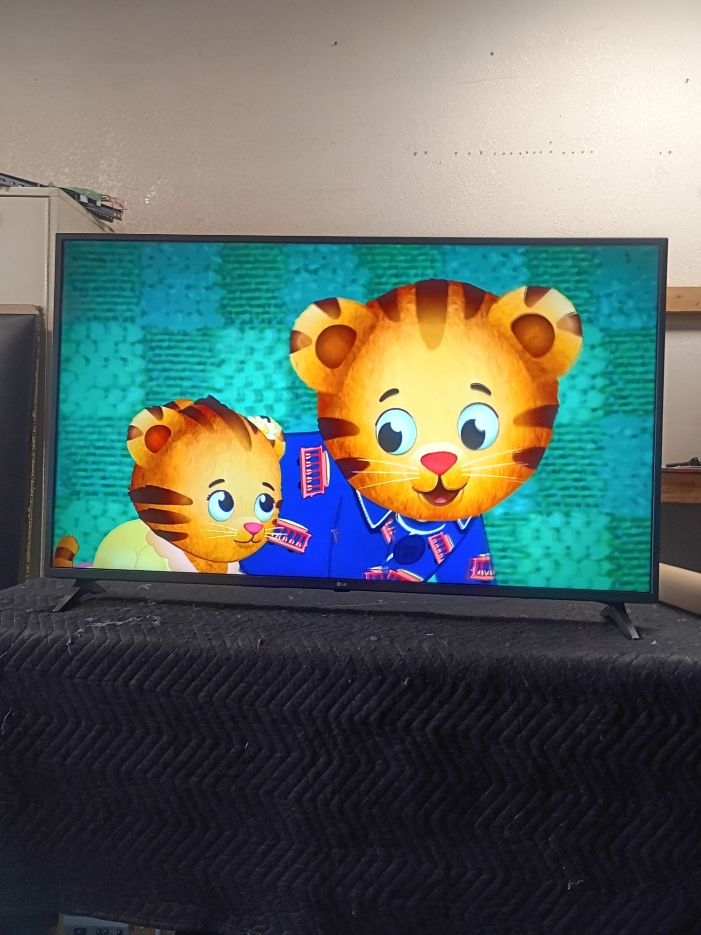 55 inch LG 4k smart beautiful tv comes with remote control shows great quality clear picture works perfect guaranteed
