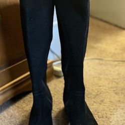Woman’s Zip Up Boots