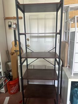 Metal shelving unit