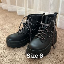 BRAND NEW UGGs Women’s size 6 