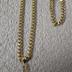 Gold necklace with pendant and matching bracelet 