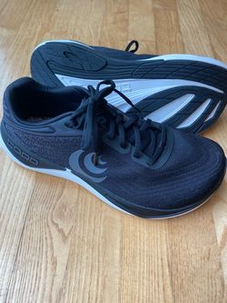 New TOPO Running Shoes Womens 9 Wide  $35