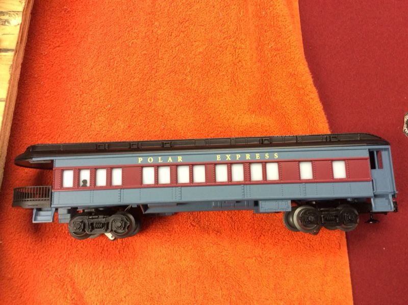 Lionel Polar Express o gauge 8142 engine with 40” x 60” oval track and trans former. Engine has smoke and light and Polar Express tender has steam
