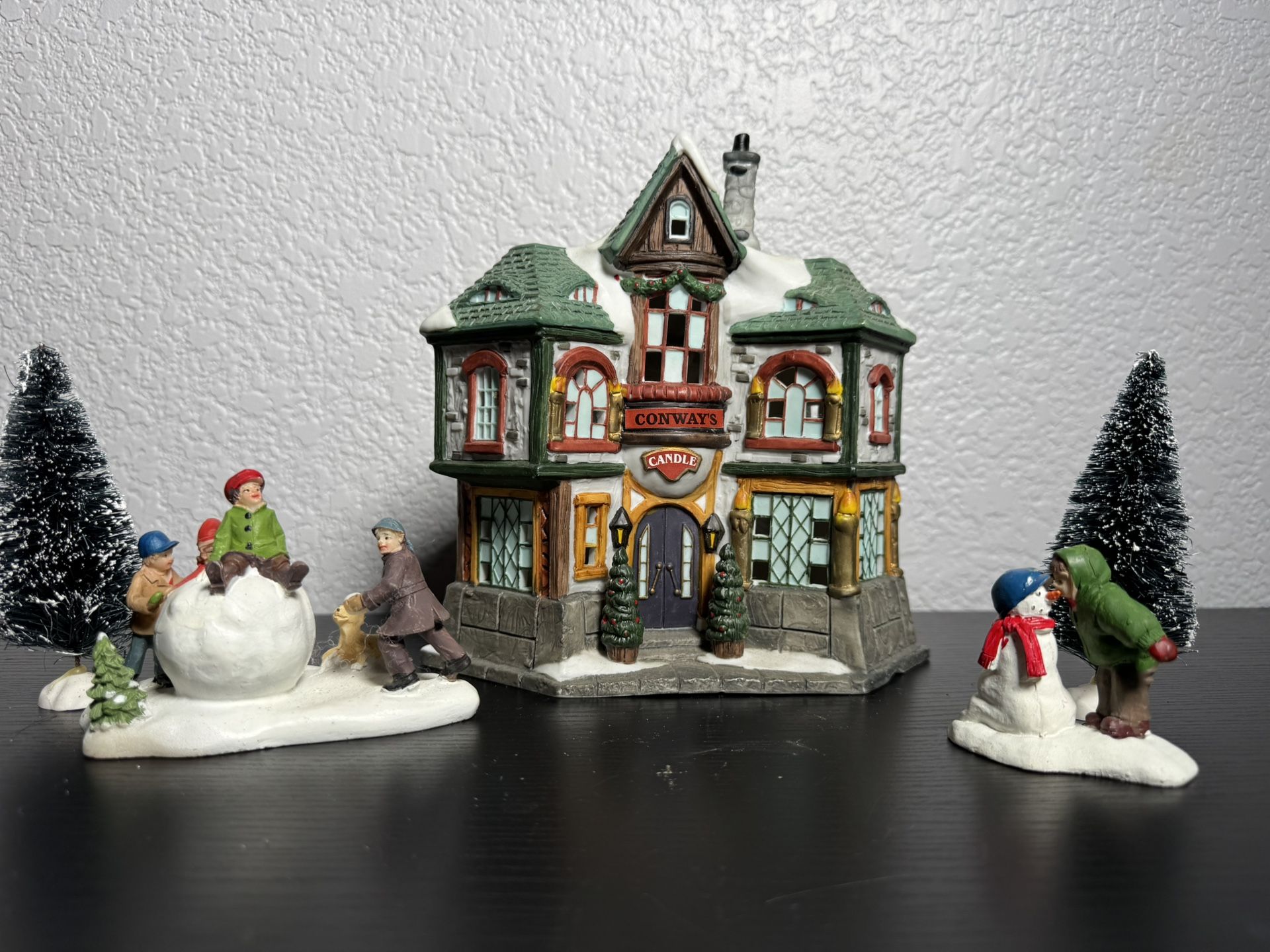 Victorian Christmas Village. Figurines