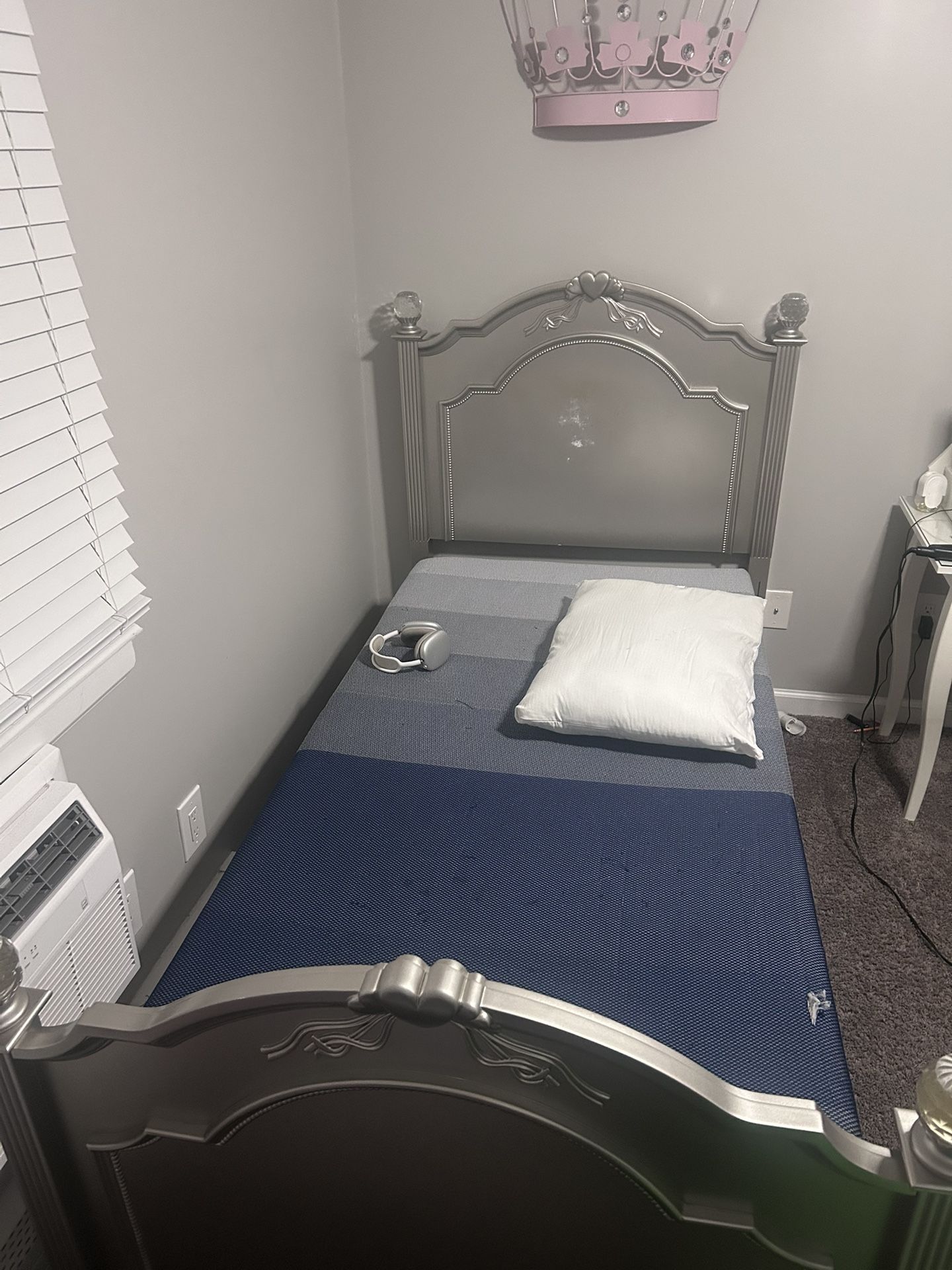 Twin Size Bedroom Set.