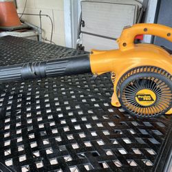 Poulan Pro 25cc Gas Leaf Blower, 200 MPH (BVM200FE)