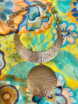 Gorgeous vintage hammered silver tone collar statement necklace.