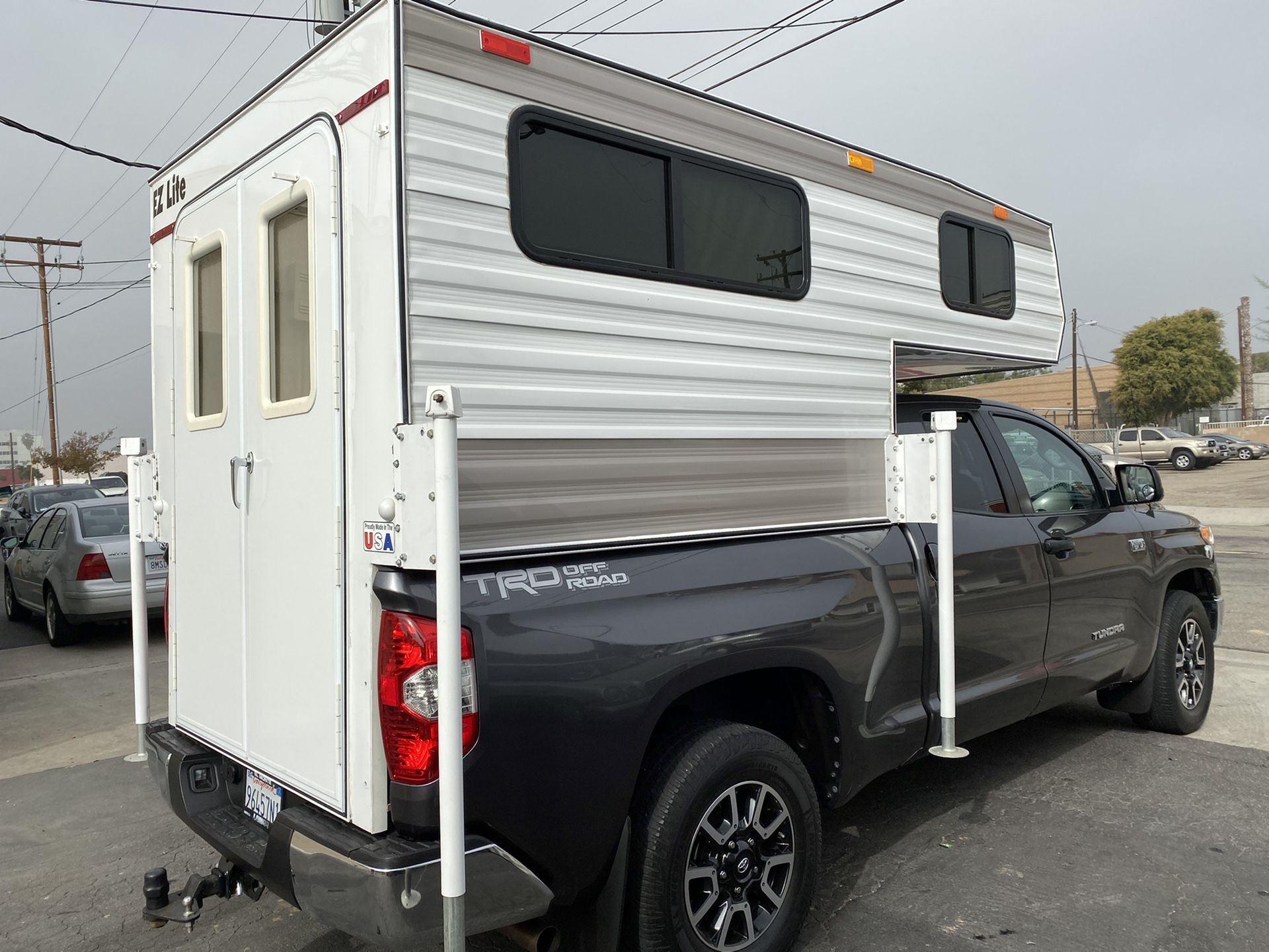 2017 EZ lite truck camper sleeps 3 500lbs trailer
