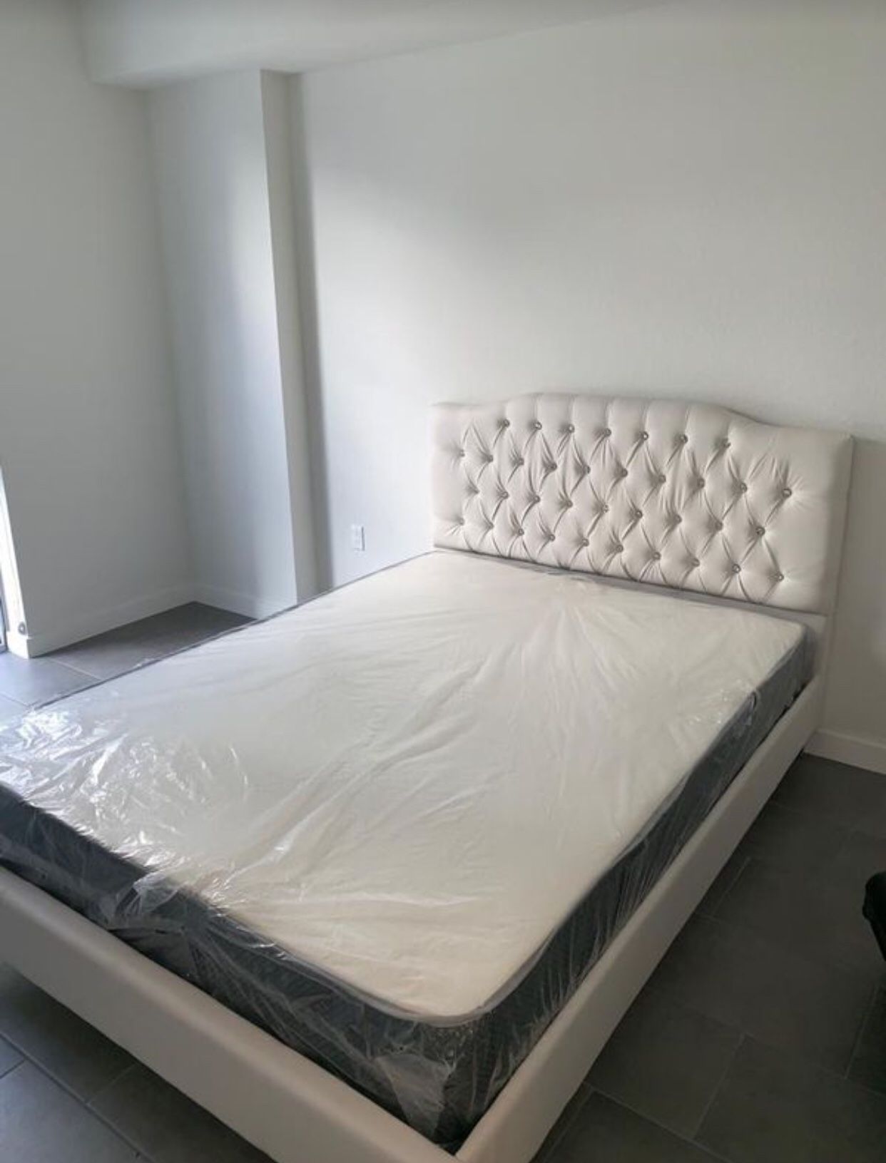 Queen bed frame with mattress (cama con colchón)