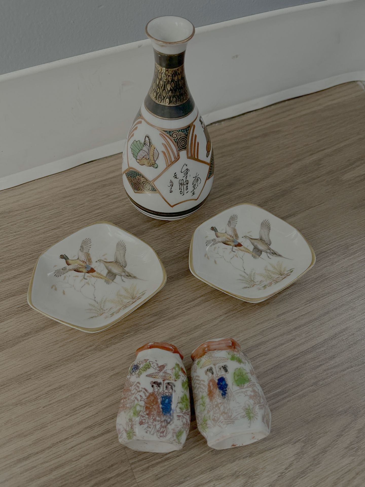 Vintage Japanese Porcelain Set – Hand-Painted Sake Bottle, Plates & Shakers | Kutani Style