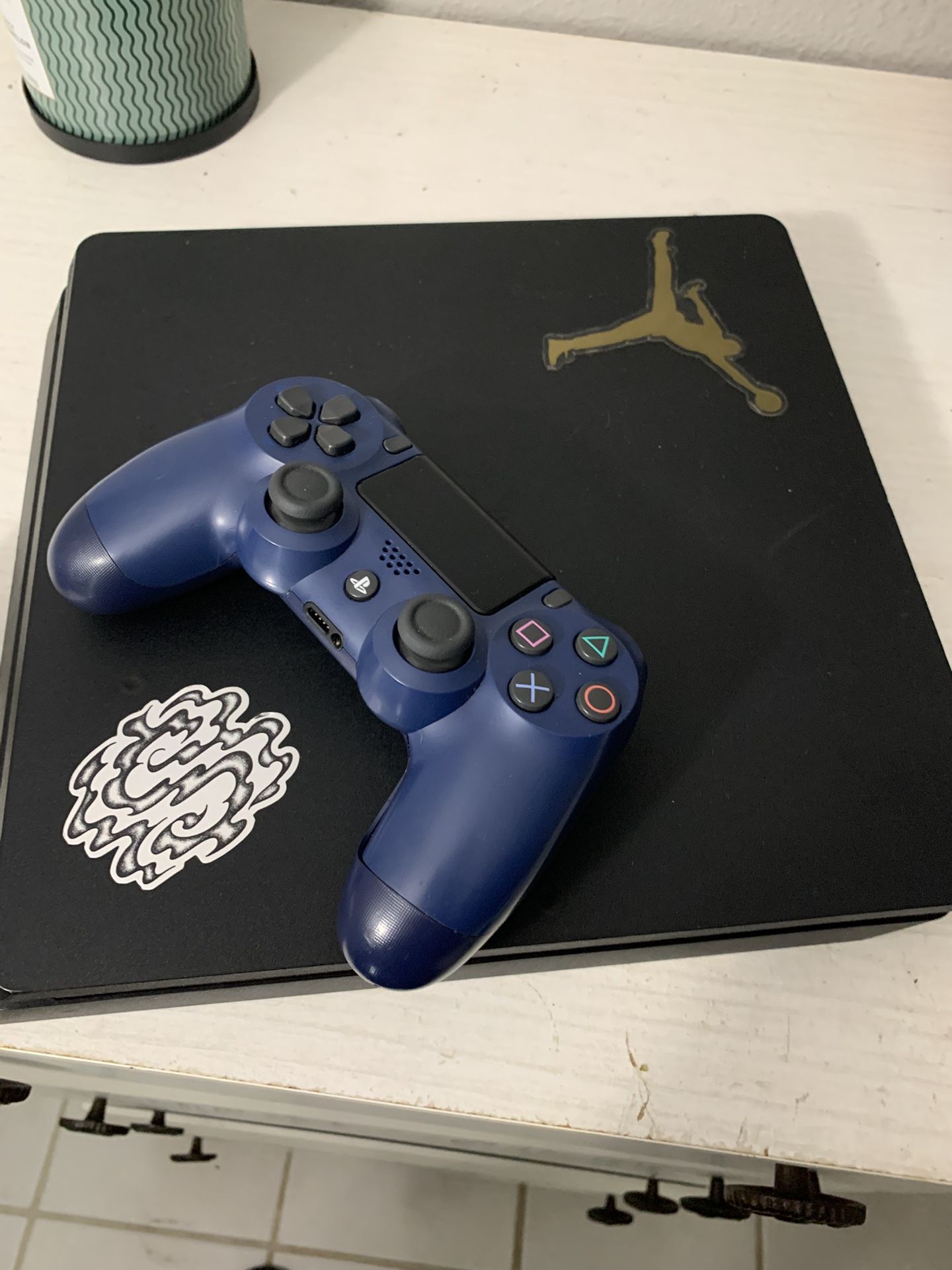 PlayStation 4 Slim 