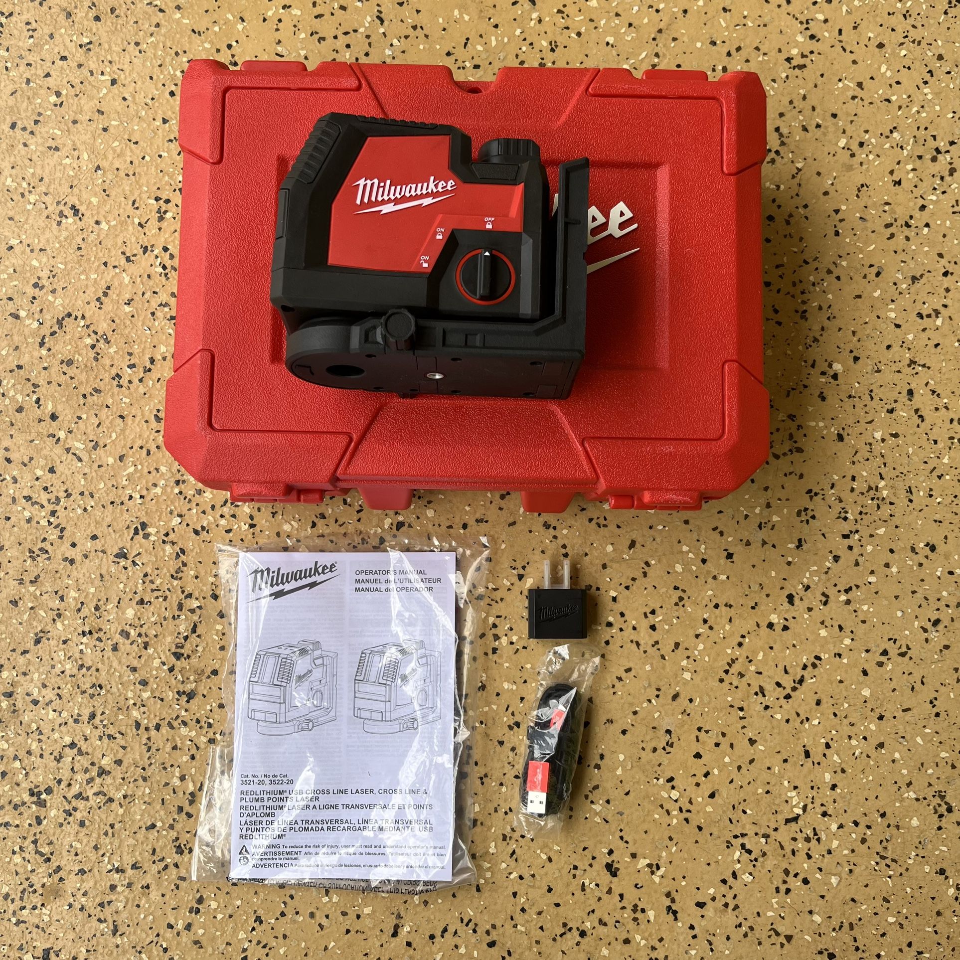 Milwaukee 100 ft. REDLITHIUM Lithium-Ion USB Green Rechargeable Cross Line Laser Level with Charger