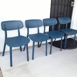 4 Plastic Chairs 