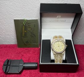 Luxury gold accessory