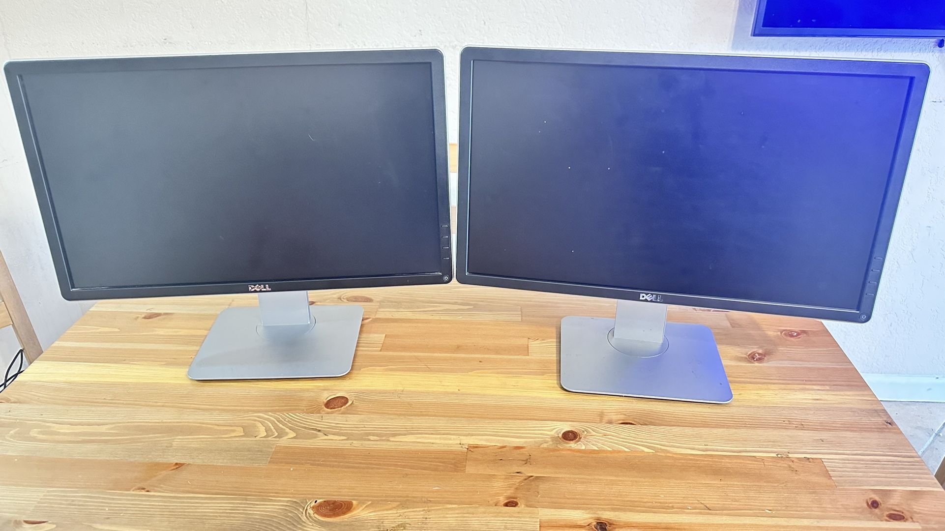 Dell P2214HB Full HD 22 inch LED Backlit Monitor, VGA, Display Port, DVI, 16.7 Million Colors, 178 Degree Viewing Angle, Upto 76/60 Hz Horizontal and