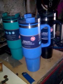 Stainless steel tumbler w handle