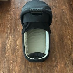 NUNA bassinet 