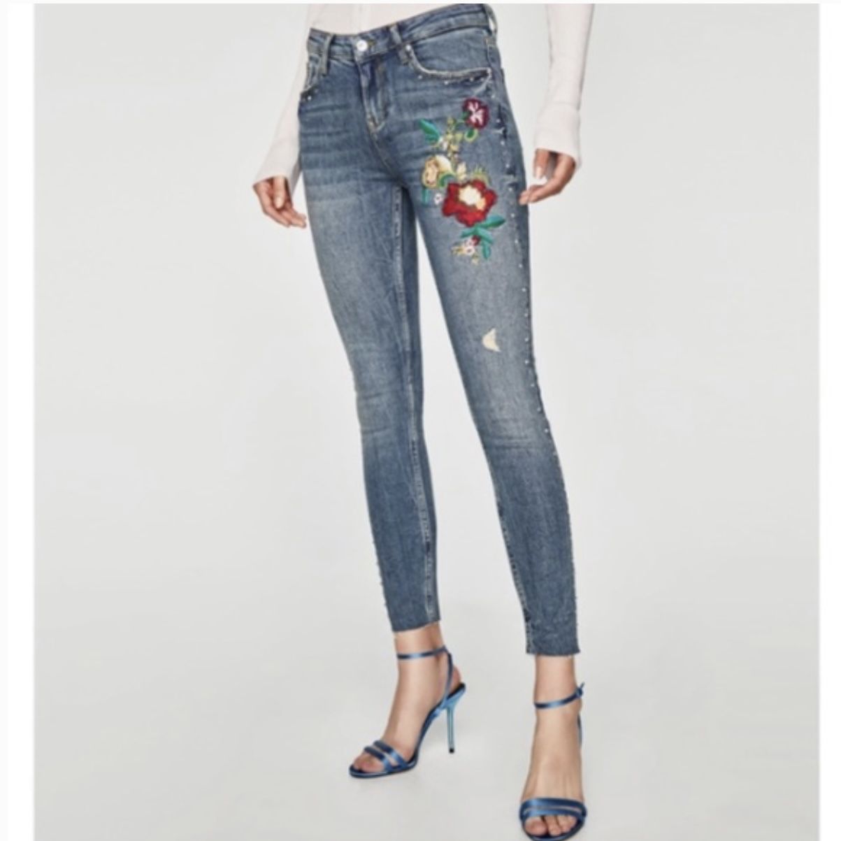 ZARA Light Wash Denim Floral Rose Embroidered Studded Raw Hem Skinny Jeans NEW