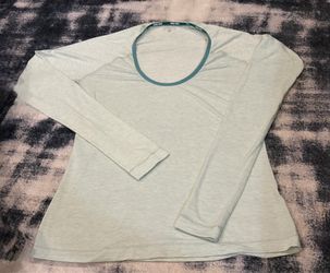 Women’s Long Sleeve Nike Pro Dri-Fit Shirt - Medium. Good condition. No rips or stains. Logo on the sleeve is peeling. Look at all photos closely. Ite